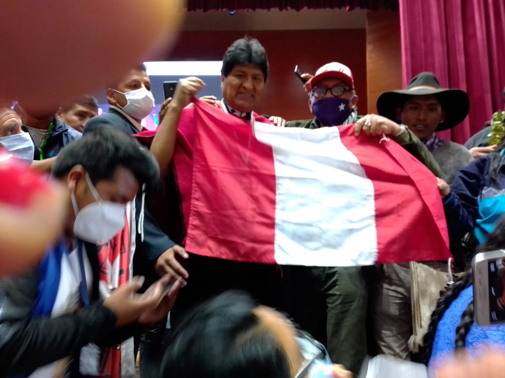 percy_katari's tweet photo. Viva la lucha Anti Imperialista de los Pueblos del Abya Yala !!!
Gracias por la invitacion hermano @evoespueblo seguimos construyendo la historia.
#RedConaicop #ComunidadDelSur https://t.co/ClOJ12TuAH
