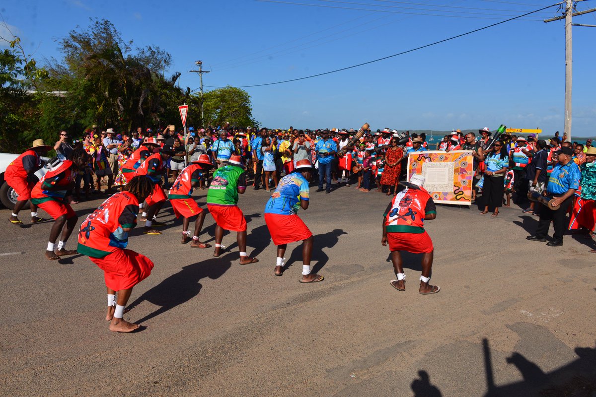In 2019 during the Winds of Zenadth cultural festival, I took the Uluru Statement canvas to the Torres Strait. The mob there who rep’d their TSI First Nations loved the chance to share it with all the islands gathered for that very special festival   #UluruStatement  #auspol