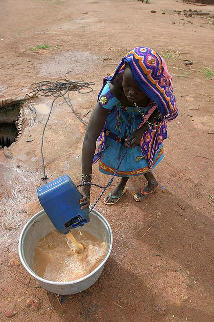 В африке нет воды возьми. Питьевая вода в Африке. Дефицит воды. Африка дети без воды и еды.