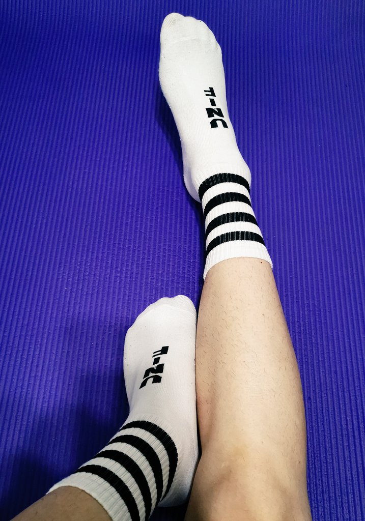 huiyu1998's tweet photo. 有腿毛真的很烦，穿秋裤能打电火花.....脱个炉子一��火花加闪电。
把之前相差两个月的照片进行对比，似乎没啥区别。→_→ https://t.co/nOyt0F7cin