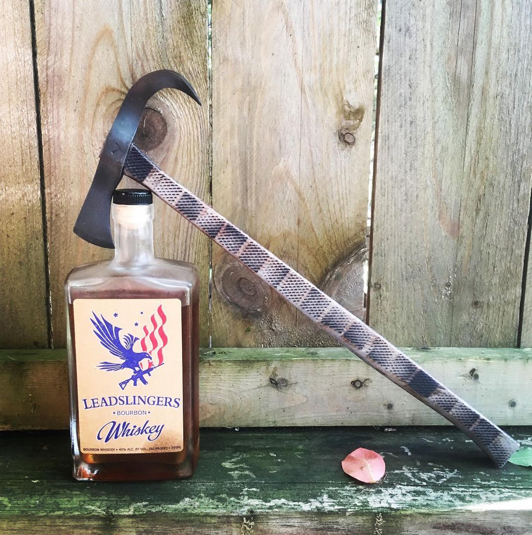 WingardWearable's tweet photo. Booze and blades - a dirty martini with Quill accentuating the garnish, also
several posta for customers!
#bourbon #martini #proper12 #fredperrinconcept #blades #edc #axethrowing #makehawksedcagain #boozeandblades #garnish #dirty https://t.co/yfIlPAPyoS