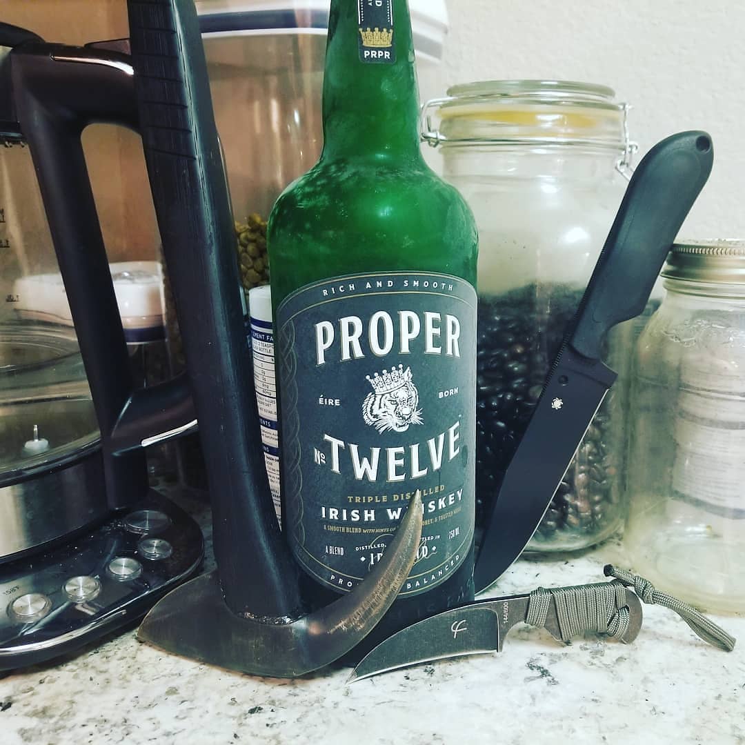 WingardWearable's tweet photo. Booze and blades - a dirty martini with Quill accentuating the garnish, also
several posta for customers!
#bourbon #martini #proper12 #fredperrinconcept #blades #edc #axethrowing #makehawksedcagain #boozeandblades #garnish #dirty https://t.co/yfIlPAPyoS