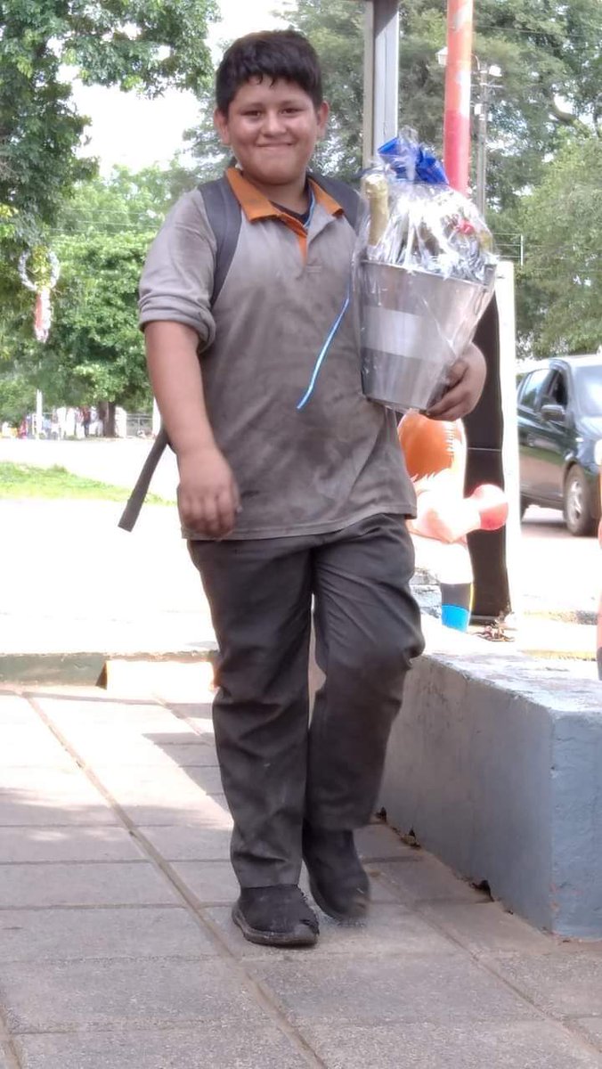 "Esto me emocionó, tendra 14 años y trabaja en un taller aquí cerquita de mi casa
Demasiado feliz él se iba a su casa, claro su patrón cumplió con él
Y yo le pregunté: para vos? Y él me dijo no, para mi mamá es 😭😭😭😭"