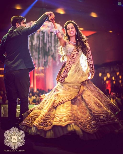 VarmallaTLW's tweet photo. Dance to the tune of love and togetherness in this beautiful wedding moment. 
.
.
PC: @pictureartcompany 
.
#varmalla #varmallaofficial #bridalwear #varmallaweddings #vintage #royalweddings #destinationweddings #luxuryweddings #indianwedding https://t.co/GO72xal665