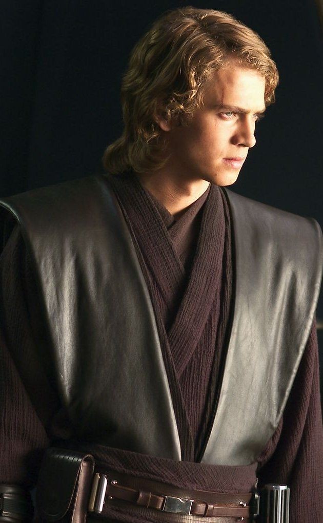 💥Anakin Skywalker. 
Height : 1.88 meters
👇🏻
💥Hayden Christensen.
Height : 1.83 meters
 "you're shorter than i expected"
😂
We love Hayden Christensen💗