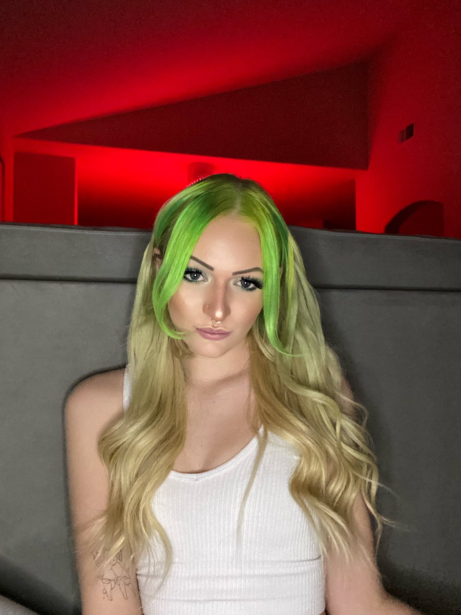megsbemis's tweet photo. How the ✨bimbo✨ stole Christmas 💚🔫🎄 https://t.co/SJMo1iO5ZJ