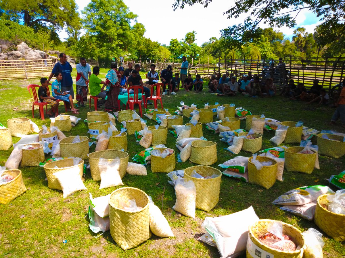 juleysialopees's tweet photo. Last distribution for Vulnerable people in Oecusse. Lot of road conditions challenge, but people are happy and friendly for receiving their basket.  #UNVTimorLeste @UNDPTimorLeste https://t.co/7dQJ2Fr38u