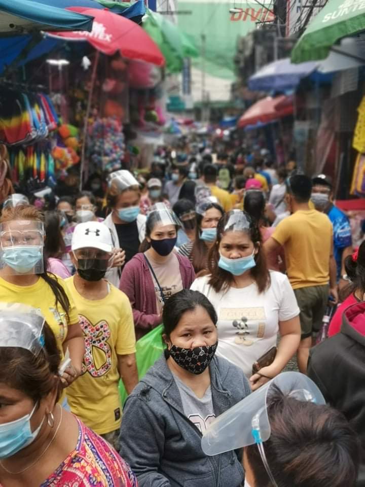 newswatchplusph's tweet photo. LOOK: Shoppers flock to Divisoria this morning, just five days before Christmas. Some seem to disregard basic safety protocols such as proper wearing of face masks and face shields. Others ignore the advice from enforcers to maintain proper social distancing | @crissydimatulac https://t.co/COO9D6Uj4a