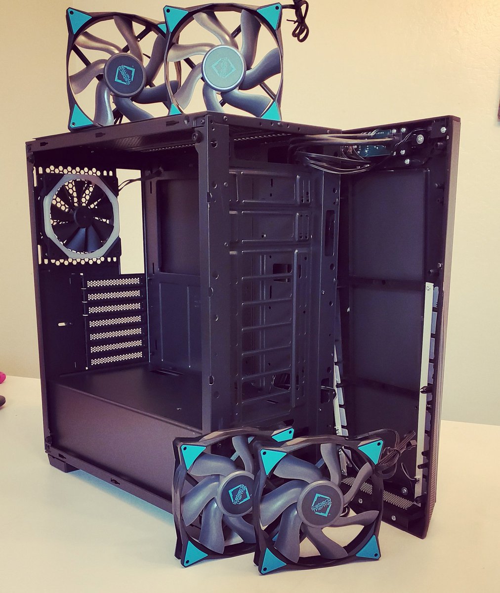 DDCustomMods's tweet photo. ππ Am I the only one loving the teal color??
So many @IcebergThermal fans!
#PandaPC
#PCbuild #PCmodding #PCMR https://t.co/7Mhs4HgCOJ