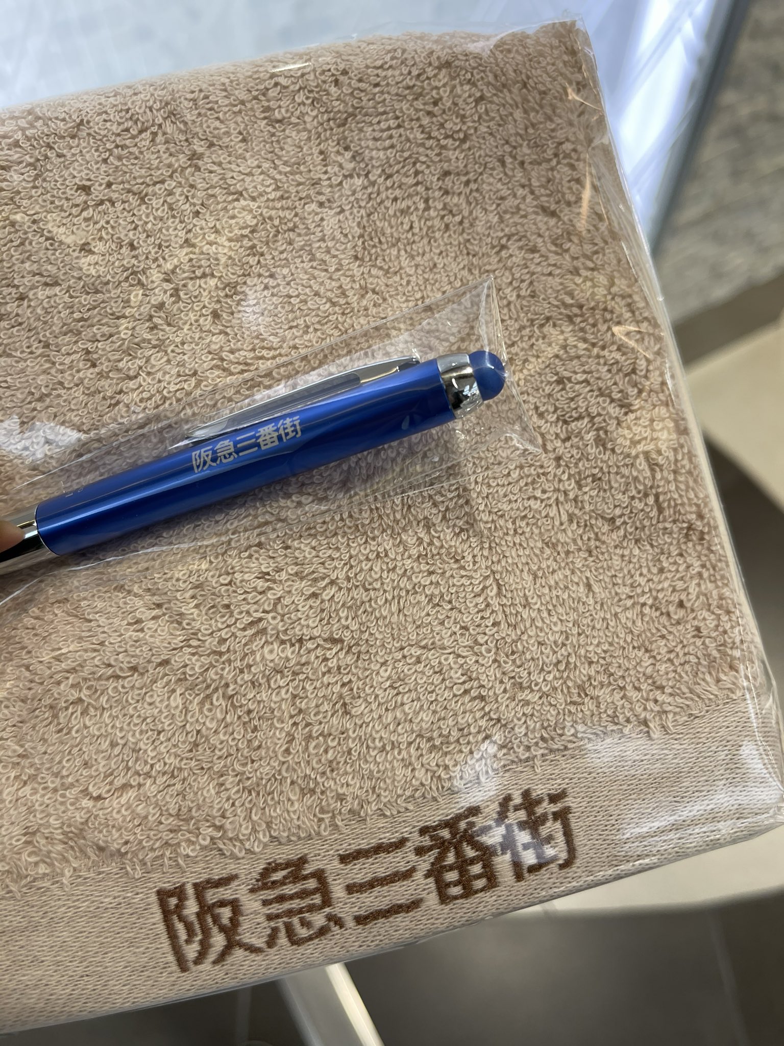 Twitter 上的 吉岡毅志 その後 一人旅 梅田の阪急三番街のウルトラマンワールドm78へ 高峰さんから電話がかかって来る奇跡 串カツ 活 でランチ 3000円で一回引けるクリスマス抽選会の参加権をゲット 4等 阪急三番街タオル と参加者がもらえる 阪急三