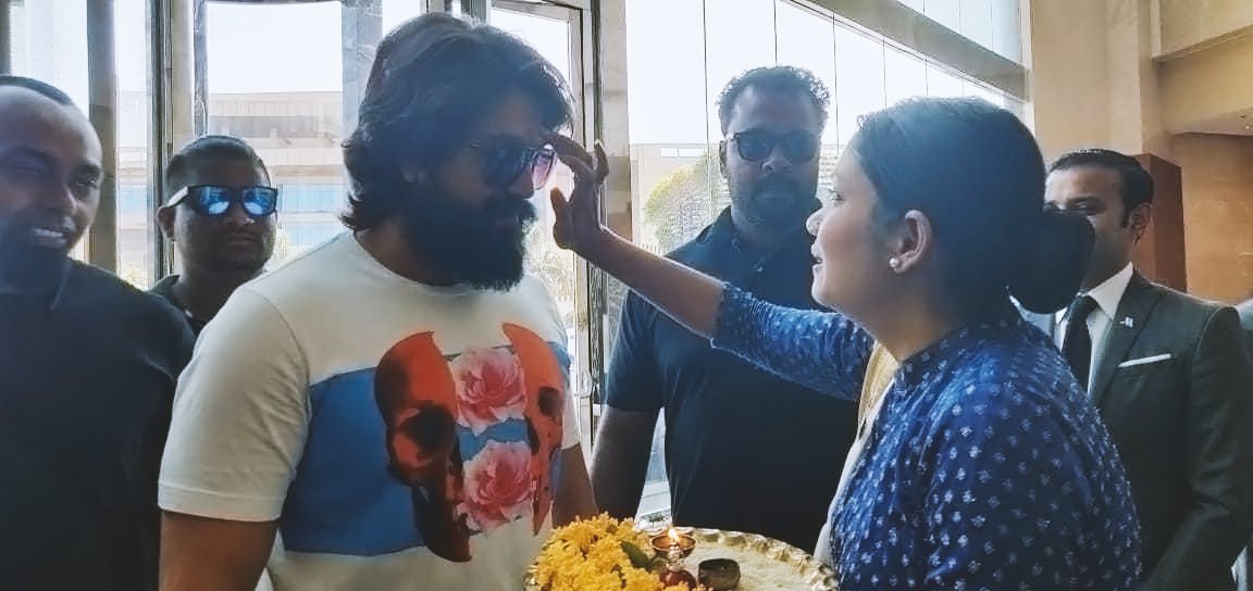 Epic_Frame_'s tweet image. Good Morning Anthammas 😘😍

#YashBOSS #KGFChapter2
#KGFchapter2UpdateOnDec21
@TheNameIsYash