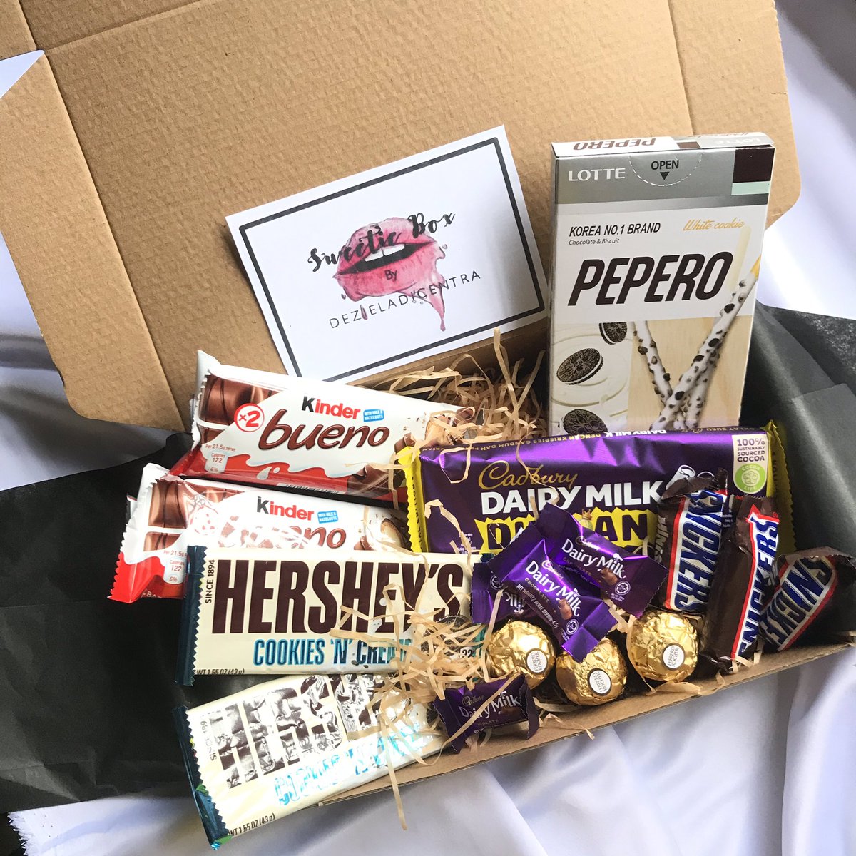 deziela_'s tweet photo. Harini ada yang teringin nak makan chocolate tak? 

Cuba RT mana tahu korang ada rezeki chocolate  box sampai depan rumah 😍🥰😆

https://t.co/iqJlWmB3Cx https://t.co/G2htKY9L8D
