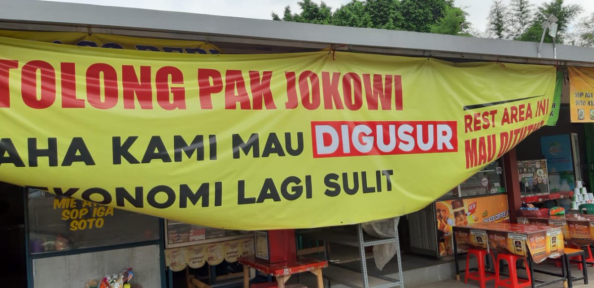 IpungLombok's tweet photo. Rest Area KM 50 akan ditutup? 
Rezim ini makin ketakutan 🤣🤣

#TragediKemanusiaanKM50 https://t.co/sqKEEnnyUm