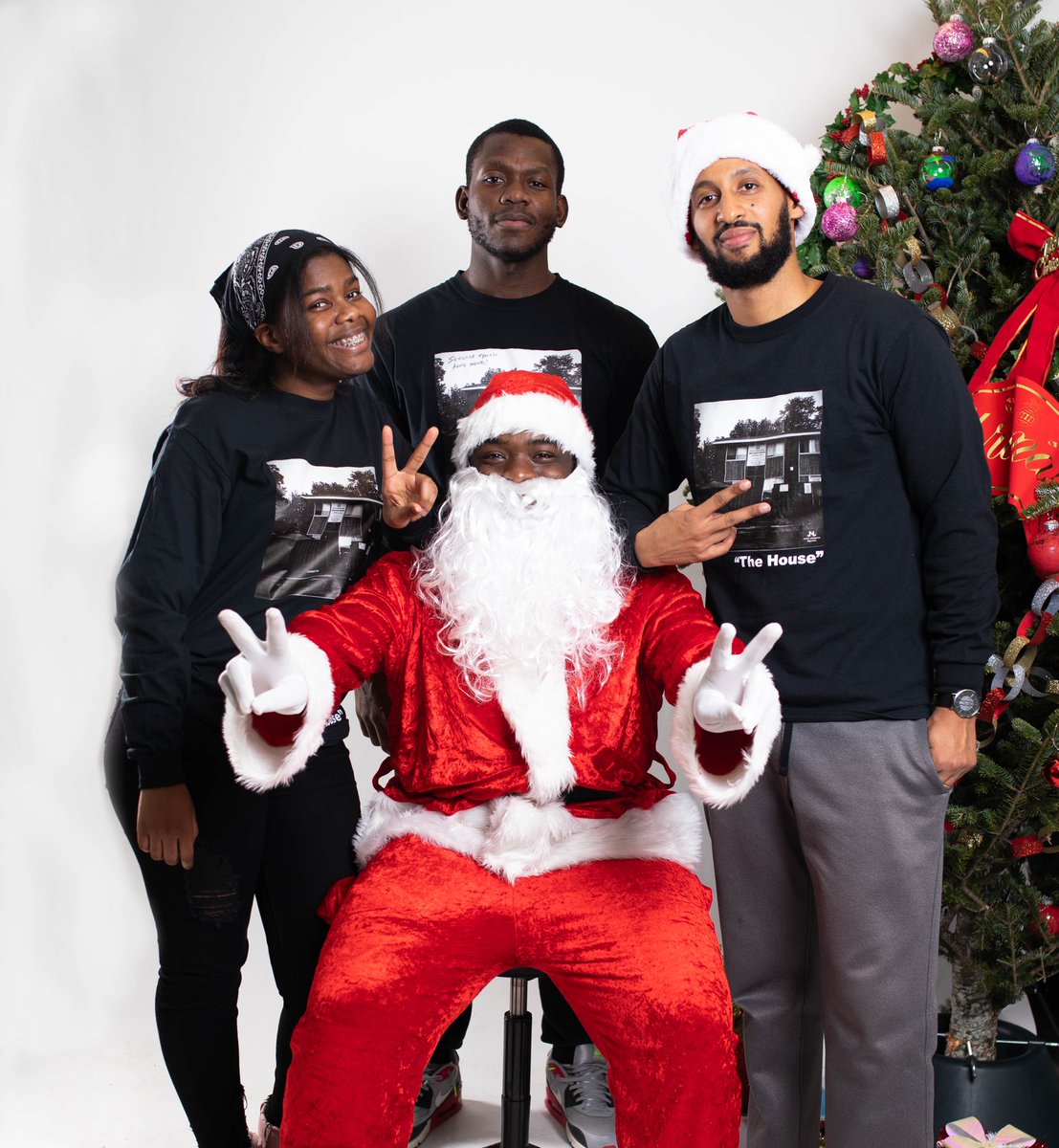 TheHouse613's tweet photo. Peace and love from The House 🎅🏾❤️
 
#TheHousePodcast #ForUsByUs #XmasPhotoshoot #BWCH #Community https://t.co/3ZhkqRBfJP