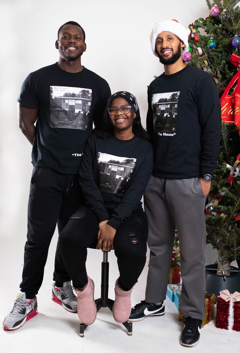 TheHouse613's tweet photo. Peace and love from The House 🎅🏾❤️
 
#TheHousePodcast #ForUsByUs #XmasPhotoshoot #BWCH #Community https://t.co/3ZhkqRBfJP