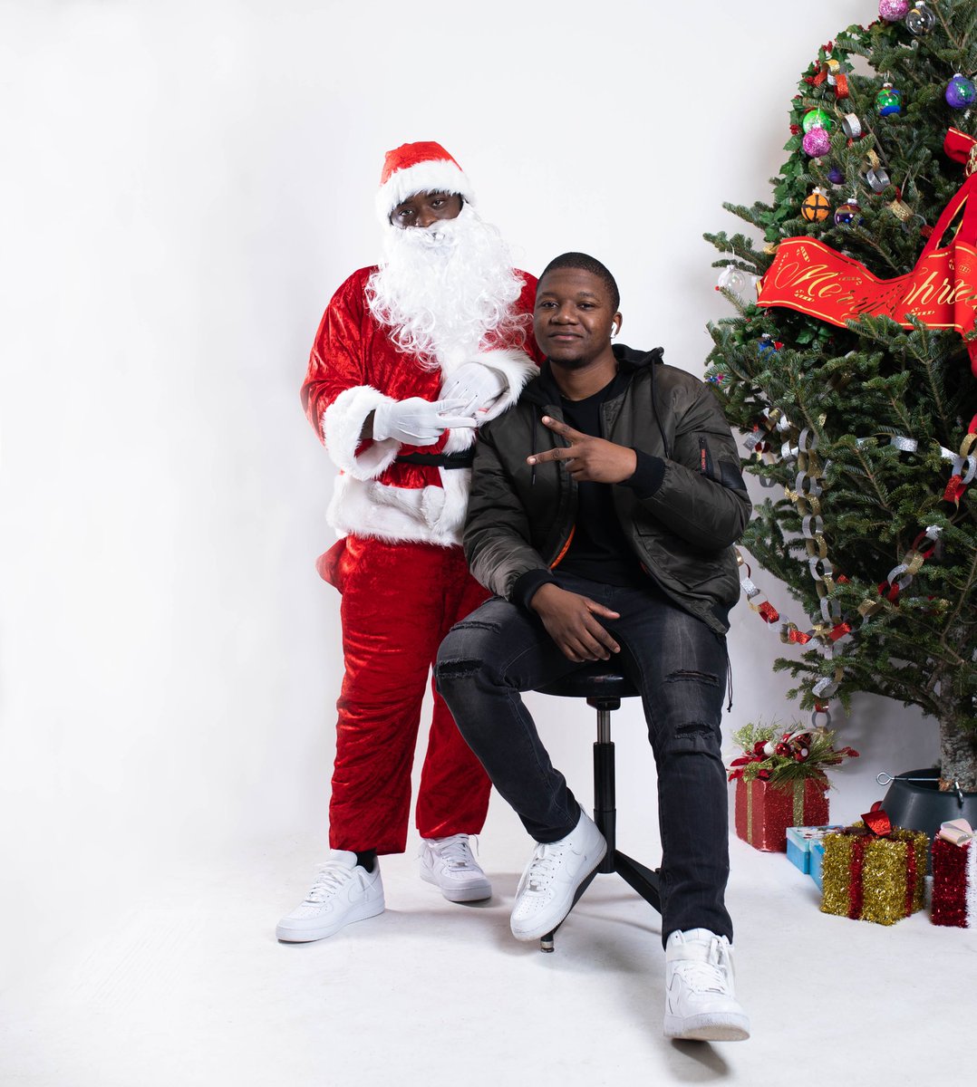 TheHouse613's tweet photo. Peace and love from The House 🎅🏾❤️
 
#TheHousePodcast #ForUsByUs #XmasPhotoshoot #BWCH #Community https://t.co/3ZhkqRBfJP