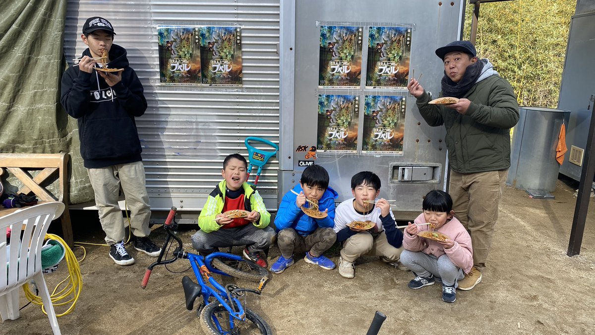 mtym_ask's tweet photo. 西野さんから子供たちに
映画『えんとつ町のプペル』のチケットが届きました😱
本当にビックリ‼️
クリスマスプレゼントをありがとうございました🎁
25日はみんなで行きます🙌

#えんとつ町のプペル
#西野亮廣
#応援団 
#park
#Trail
#bmx 
#オリーブ https://t.co/u1vSgf0X8y