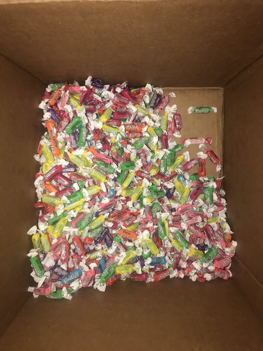 Internet_Hussla's tweet photo. Almost done bagging up this box 📦
#BonifayJayShop #Frooties #Candy #Snacks https://t.co/roOLL2oXtT