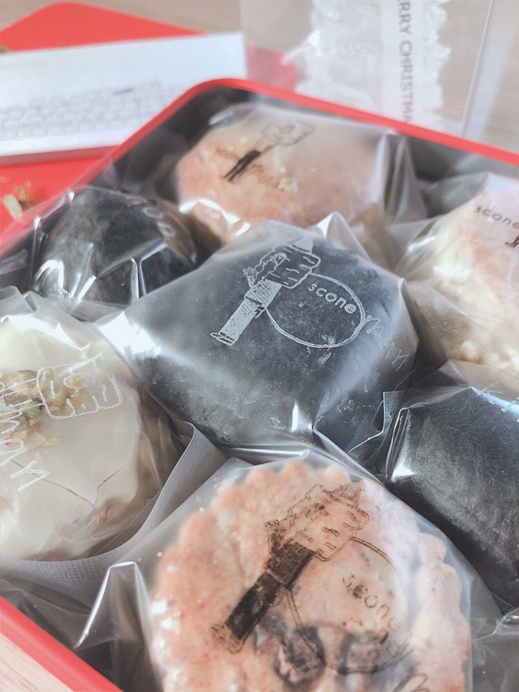 k1nak0_m0ch1_'s tweet photo. お気に入りのスコーン便が届いてたー
クリスマス仕様でかわいすぎる。
そしてスコーンが何よりおいしい。
今回はキャンドル付き🎄
#スコーン
#kinon https://t.co/6UDpTrOKLK