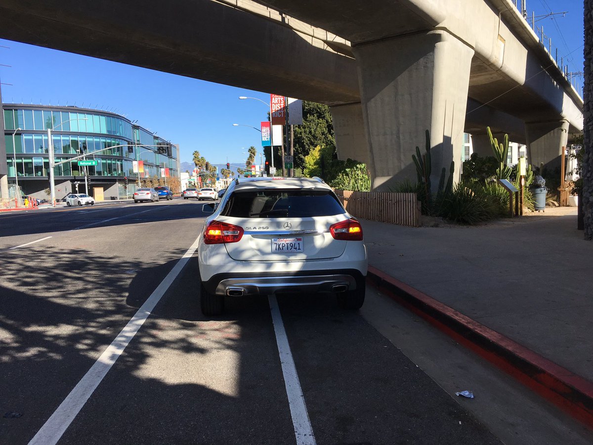 abikeist's tweet image. did i miss the mandate where it&apos;s now OK for #deliveryvehicles to stop and wait in #bikelanes while they conduct their business?? they don&apos;t realize the danger they subject cyclists to when we have to veer around them! 😡 #CulverCity #figueroa #dtla
