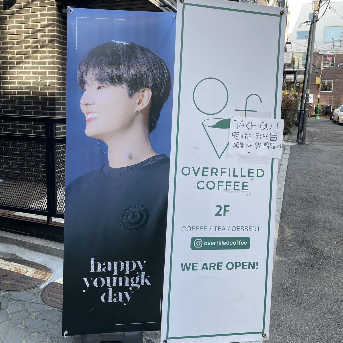 Degul_degul_'s tweet photo. 1. 오버필 커피
#널_찾은_순간에서_영원으로
컵홀더가 너무 이뻐서 보자마자 여긴 가야겠다고 생각했던 곳이에요! 코로나때문에 급히 나오느라 사진은 별로 못찍었지만ㅠㅠ 케쿠아즈랑 음료 너무 귀엽고 맛있었습니다👏🏻
@komat_yk https://t.co/qNThGDmEMP