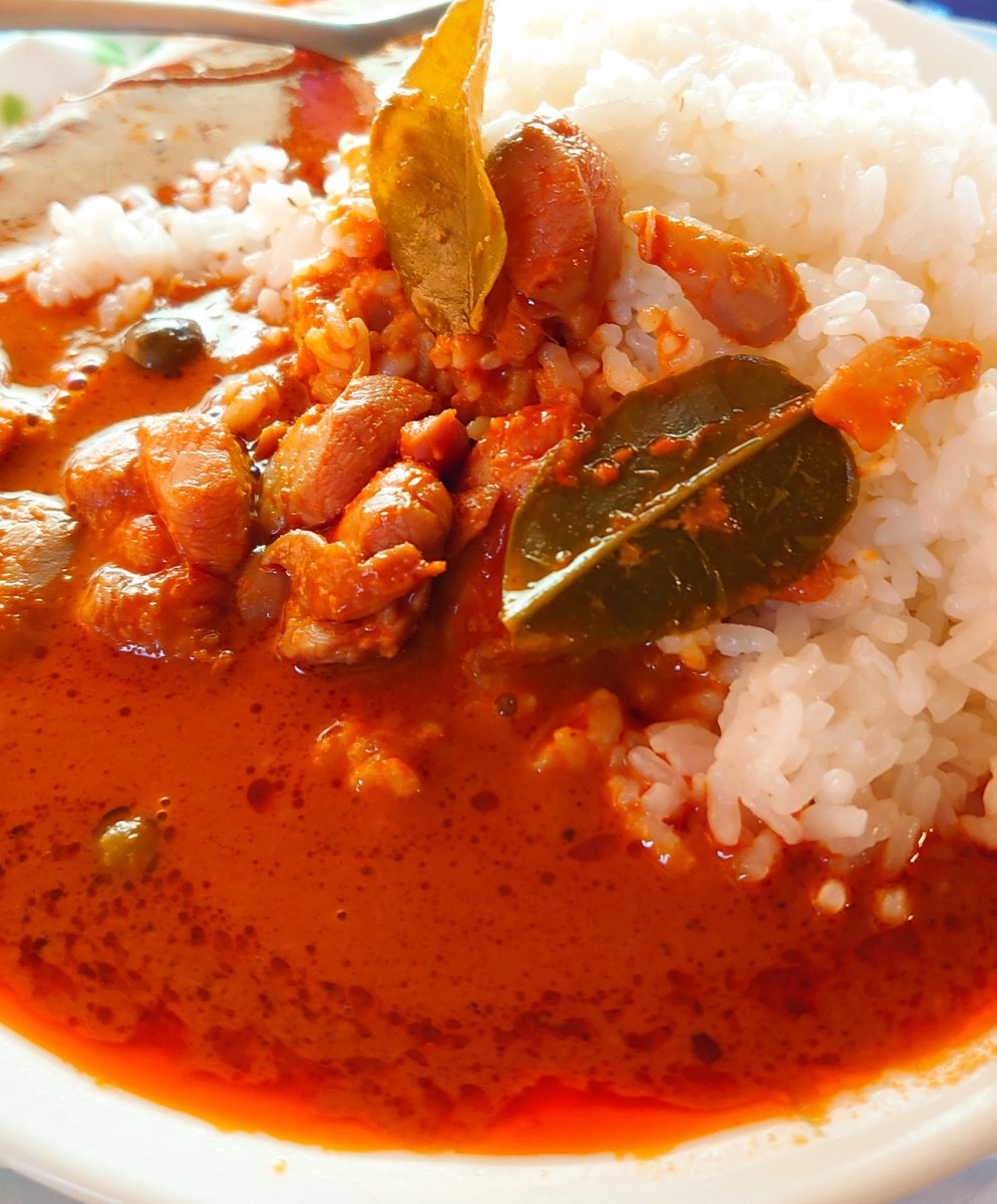 るひな パネーン 頂きました タイカレーの一種です レッドカレーにかなり似てるけど ナッツがきいてて濃厚 ピリ辛で 甘さ控えめ 美味しかったです パネーン こぶみかんの葉は刺激が強いので取り除くの推奨だそうですが 食べても全然大丈夫でした るひな パネーン 頂きました タイカレーの一種です レッドカレーにかなり似てるけど ナッツがきいてて濃厚 ピリ辛で 甘さ控えめ 美味しかったです パネーン こぶみかんの葉は刺激が強いので取り除くの推奨だそうですが 食べても全然大丈夫でした