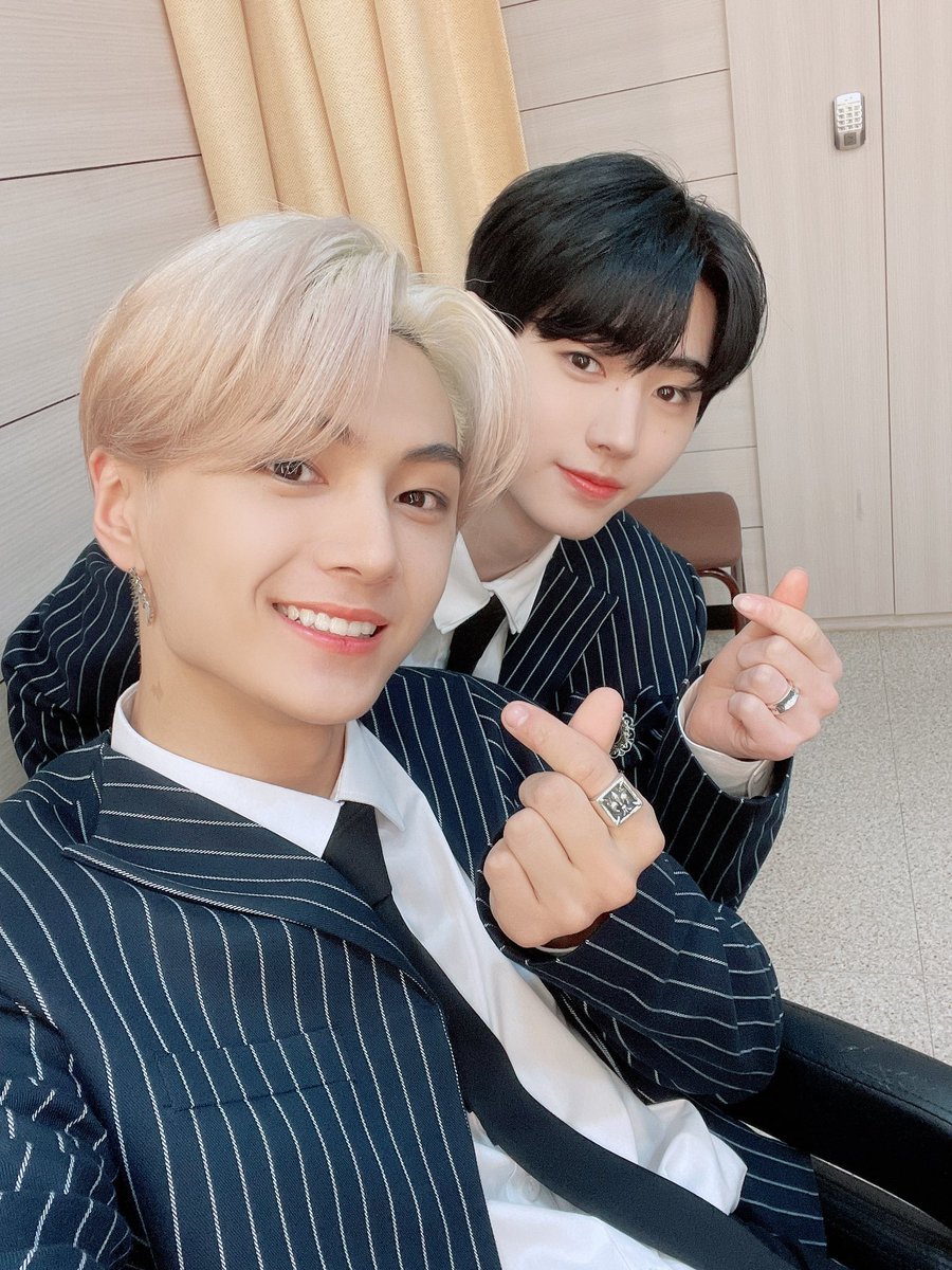 엔진 여러분 날씨가 엄청 추워지고있어요..🥶🥶🥶
아프지않게 따뜻하게 입고다녀용!!!
#ENHYPEN #JAY #SUNGHOON #Tojays_fashion