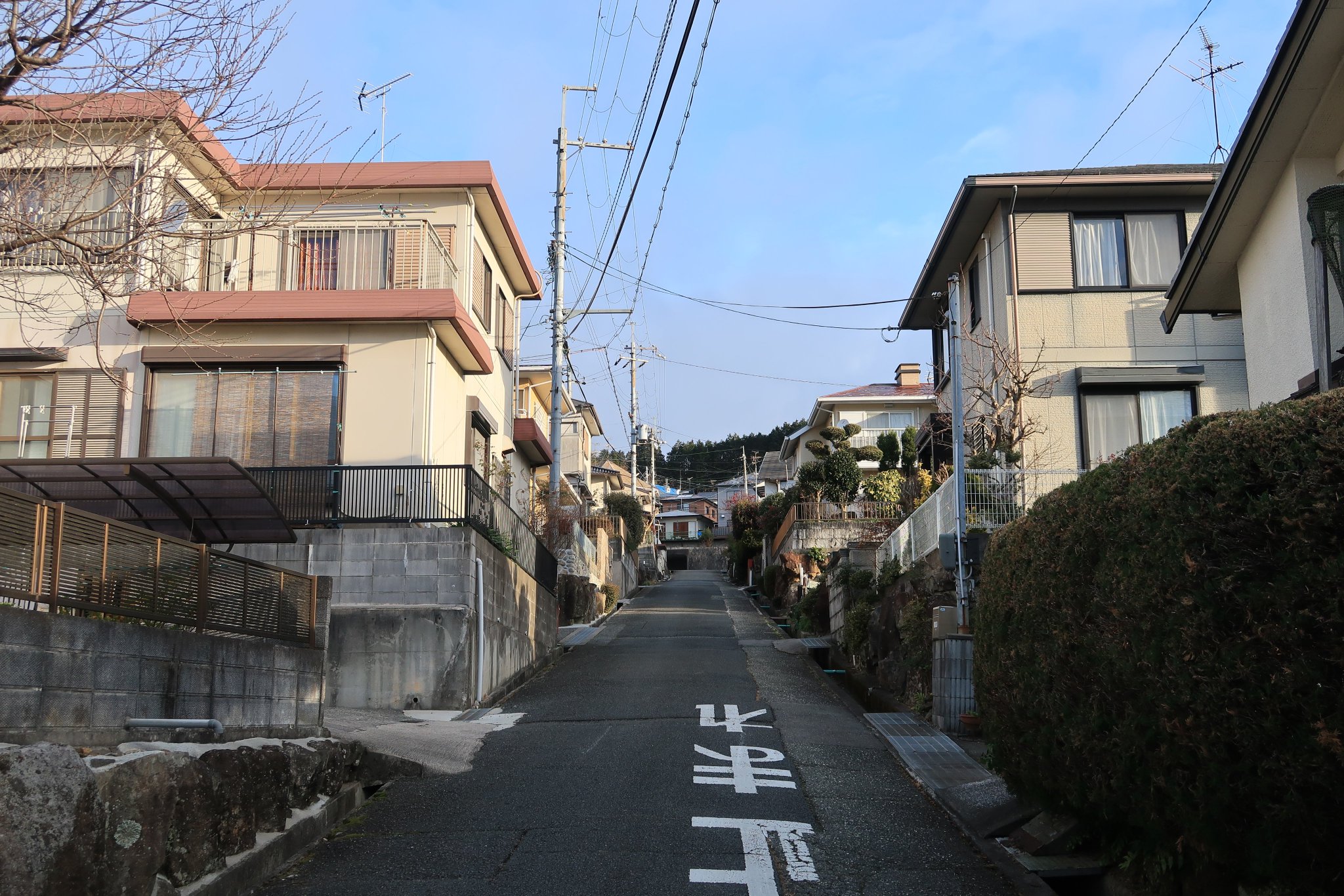 神々廻宿 茨木台ニュータウン バブル期の負の遺産とされる北摂四大限界ニュータウン の筆頭格 茨木の名を冠しているが所在地は京都府亀岡市 摂津国ですらない 個人経営の商店らしきものが見られたが