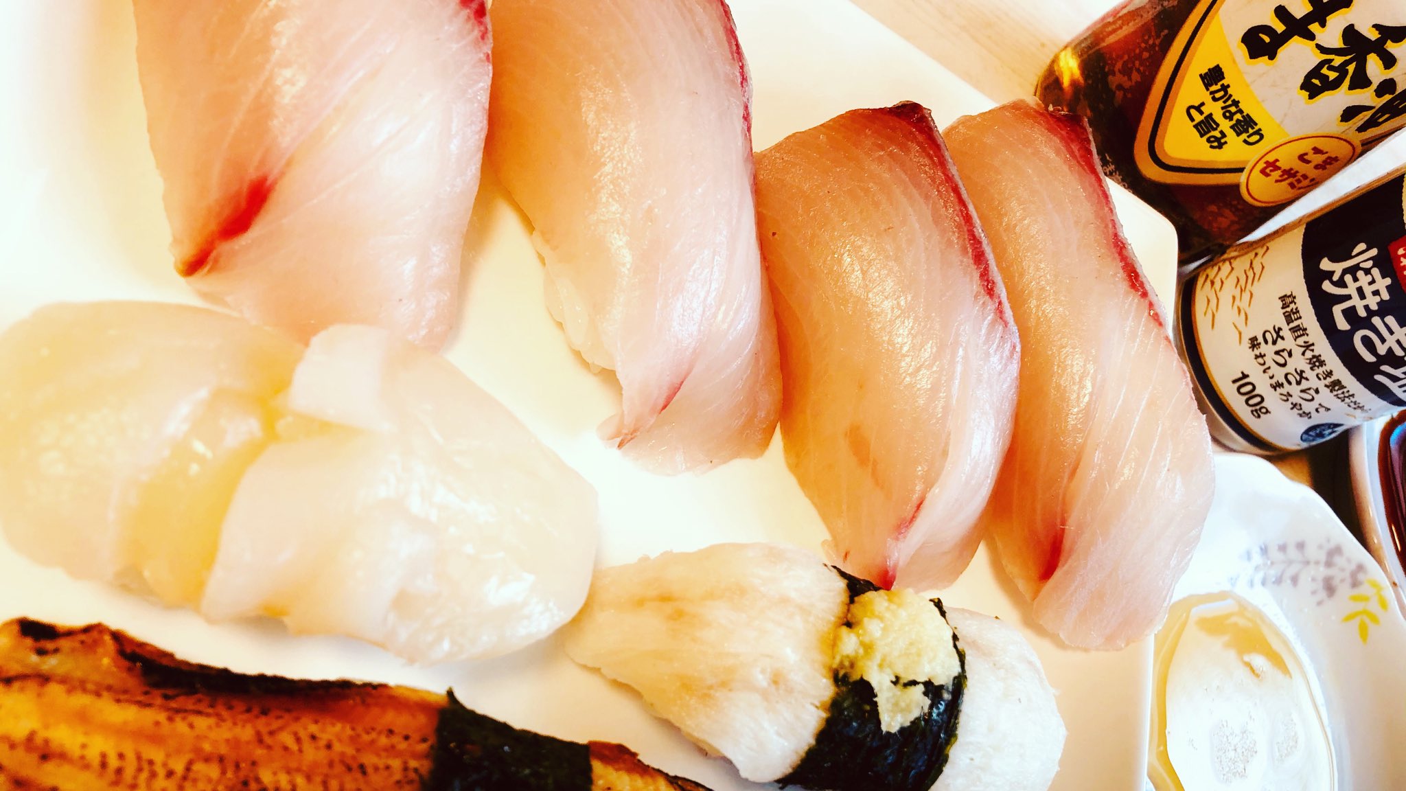 日下部伸也 ブリをごま油と塩で食べる と美味しい とのことで 寿司バイキングで ブリ握り4個等購入し 頂き ありがとうどすし ブリ ごま油と塩 寿司 バイキング お米で元氣 ありがとう T Co Jtlpxkxyce Twitter