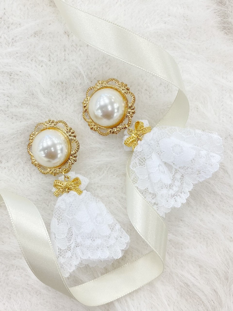 𝘏𝘖𝘕𝘌𝘠 𝘚𝘈𝘓𝘖𝘕 𝘰𝘧𝘧𝘪𝘤𝘪𝘢𝘭 パールカボションピアス ヴィンテージ感漂うパールカボションとレースタッセルの組み合わせが上品なピアス ロココ調のインテリアや食器から着想したクラシカルなデザインが魅力 T Co Rqwusk0xbl ハニー 𝘏𝘖𝘕𝘌𝘠 𝘚𝘈𝘓𝘖𝘕 𝘰𝘧𝘧𝘪𝘤𝘪𝘢𝘭 パールカボションピアス ヴィンテージ感漂うパールカボションとレースタッセルの組み合わせが上品なピアス ロココ調のインテリアや食器から着想したクラシカルなデザインが魅力 T Co Rqwusk0xbl ハニー