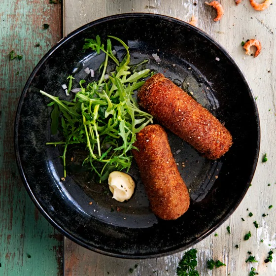 Ben je op zoek naar een origineel voorgerecht voor kerst? Deze garnalen röstikroketjes met rucolasalade zijn écht een aanrader! Bekijk het recept hier: bit.ly/2VT4kVa