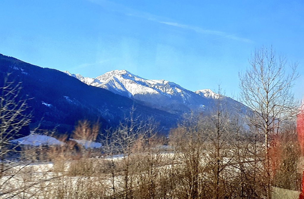 DKortschak's tweet photo. Unterwegs von #Graz Richtung @Ausseerland. Vollkommen entspannt und stressfrei mit @unsereOEBB. Und sehr günstig, dank #Freizeitticket von @Land_Steiermark. Nebel, Glätte, hektische Autofahrer? Mir doch egal! @Fahrgast_Stmk @StmkOeffis 🚋🚞🚘 https://t.co/Jb2MtJrpWl
