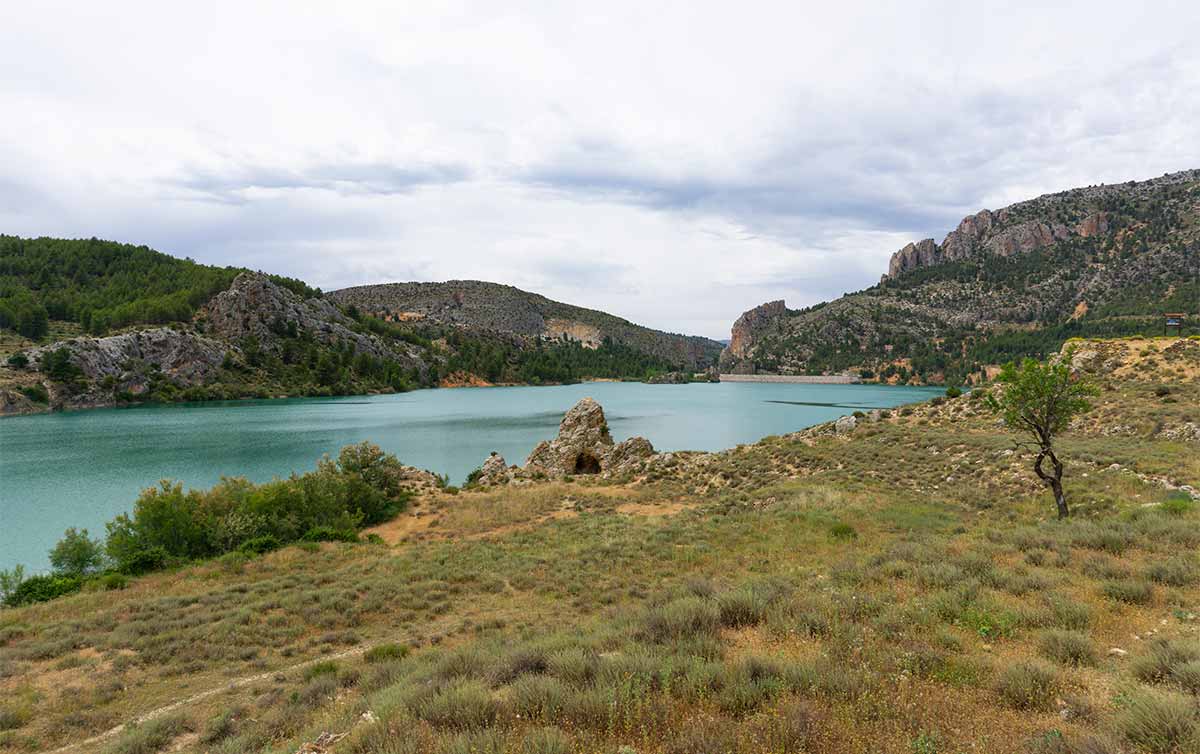 #NUEVO 🌳 Una ruta de senderismo de nogales centenarios, arte rupestre, astroturismo... ¡naturaleza en su máximo esplendor! 
😎 ¿Sabes dónde puedes hacer todo esto? En #NERPIO, ¡Sierra de Albacete! 
💁🏻‍♀️ Te cuento más aquí: bit.ly/NERPIO