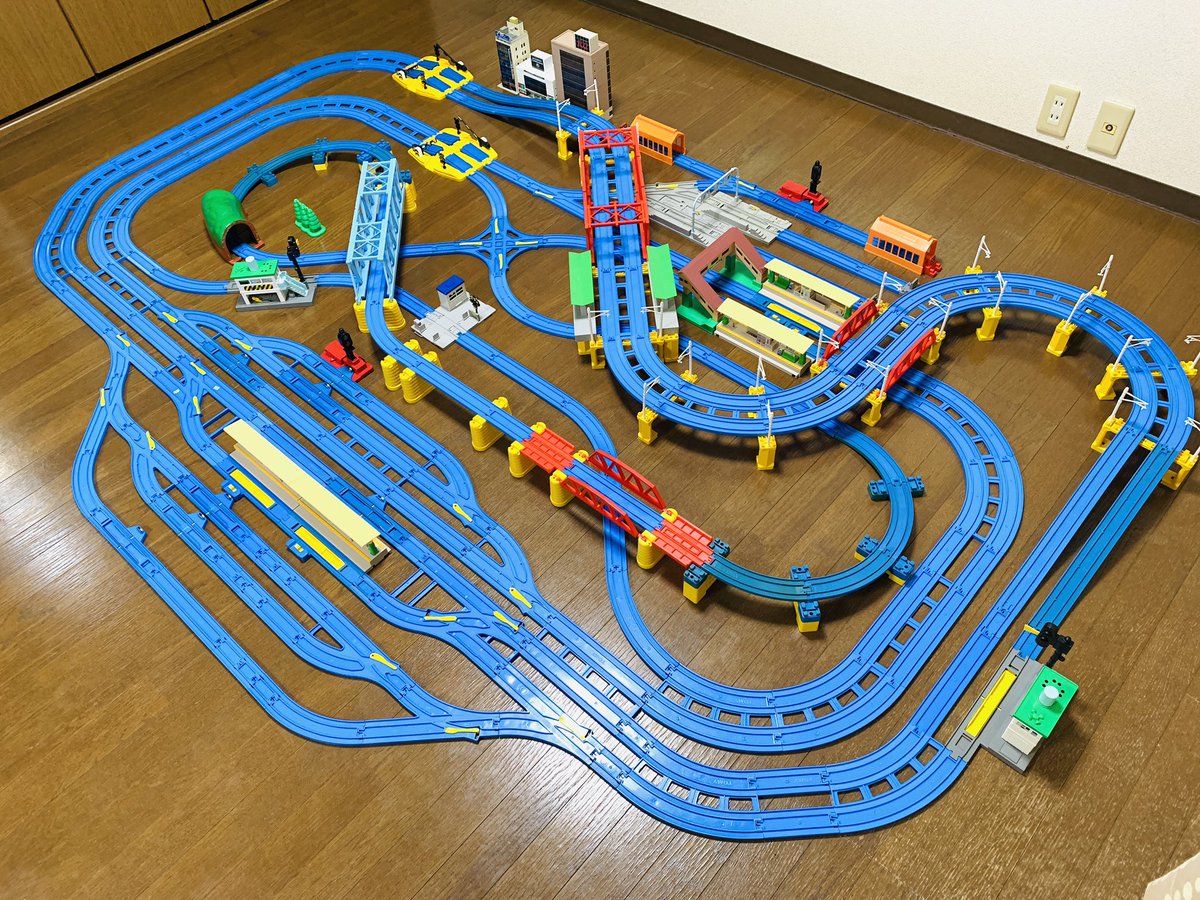 プラレールのレイアウトを作りました。 トンネル、踏切、駅、鉄橋 