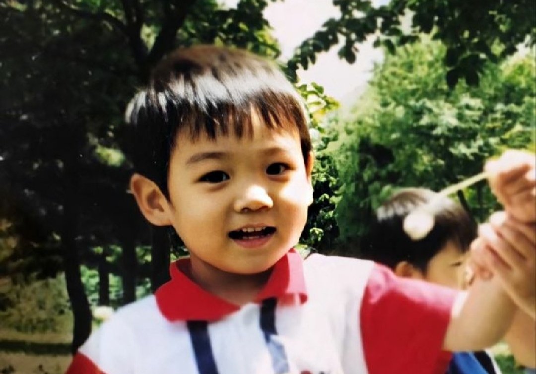 A thread of Jungkook ; but as you scroll down he gets older -