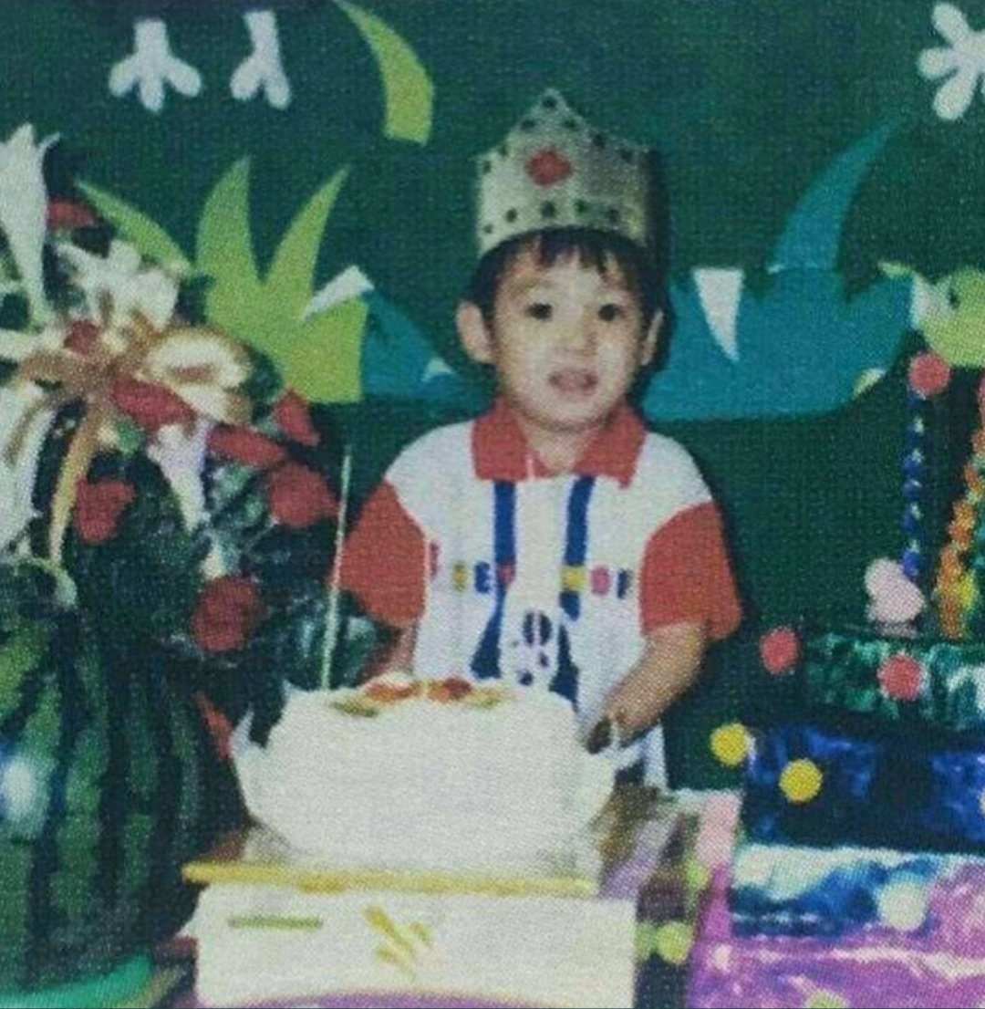 A thread of Jungkook ; but as you scroll down he gets older -