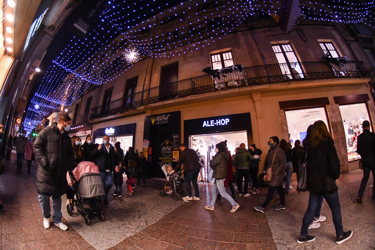 ReusPromocio's tweet photo. 🛍️ Esteu ultimant els regals de Nadal? Avui els comerços de Nadal us esperen amb les portes obertes per oferir-vos els millors detalls per aquestes festes.
🎄 Gaudiu del Nadal a Reus!
📷 @amiplim
#Reus #ReusPromoció #ReusésNadal #NadalaReus #VisitReus #CostaDaurada https://t.co/g6yvLGFl8H