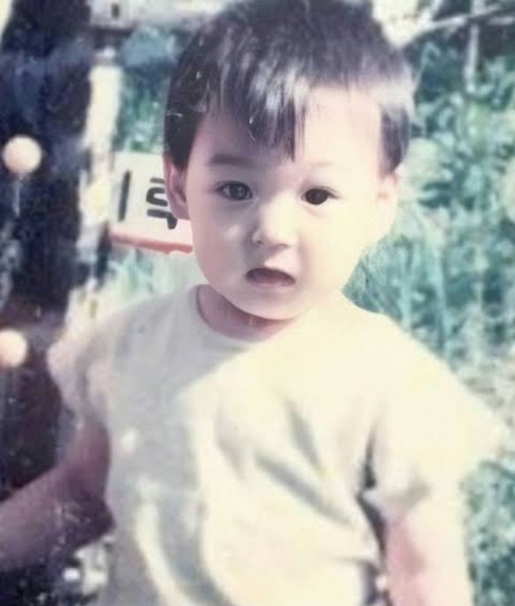 A thread of Jungkook ; but as you scroll down he gets older -