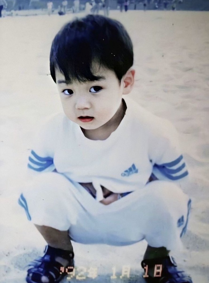 A thread of Jungkook ; but as you scroll down he gets older -