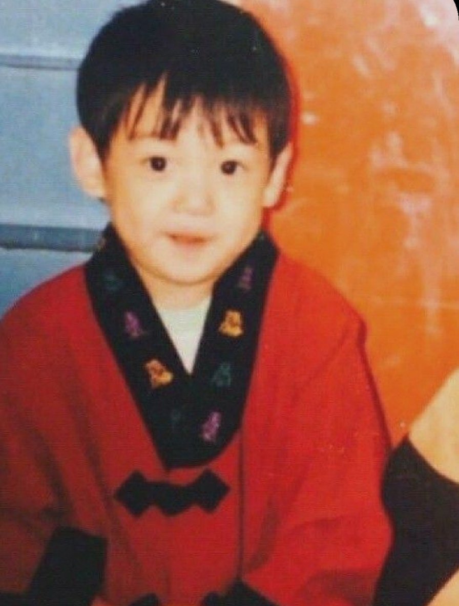 A thread of Jungkook ; but as you scroll down he gets older -