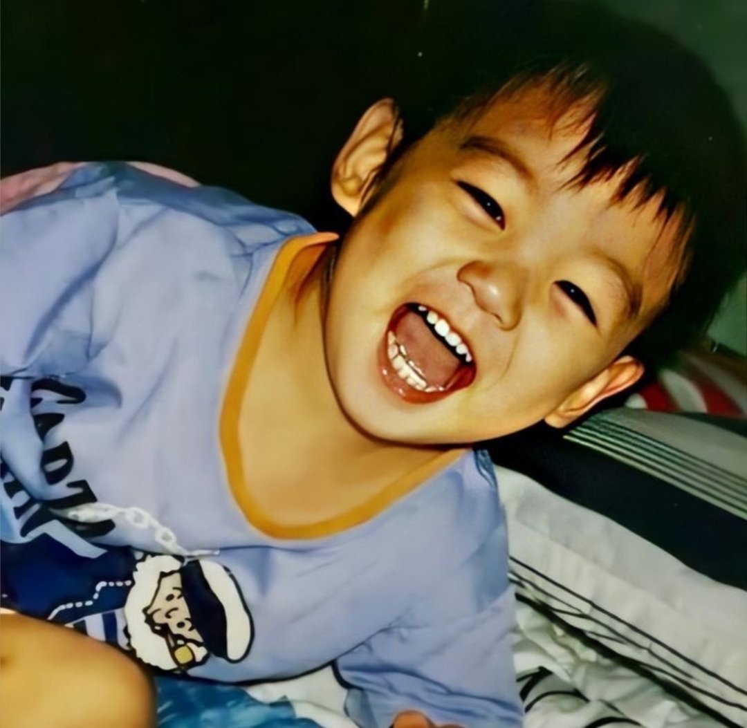 A thread of Jungkook ; but as you scroll down he gets older -