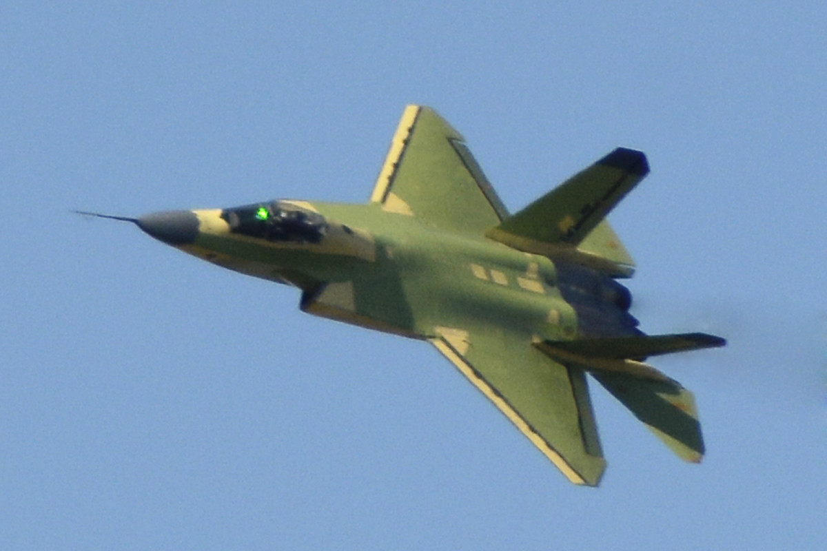 PLAHenkenBot2's tweet image. FC-31戦闘機 鶻鷹
J-31の名でも一般的に呼ばれる中国の輸出用ステルス戦闘機。F-35とF-22の間の子のような1号機、さらにF-35寄りになった2号機、塗装の施された3号機の3機の試作機が確認されており、次期艦上戦闘機J-35のベースにもなっている。