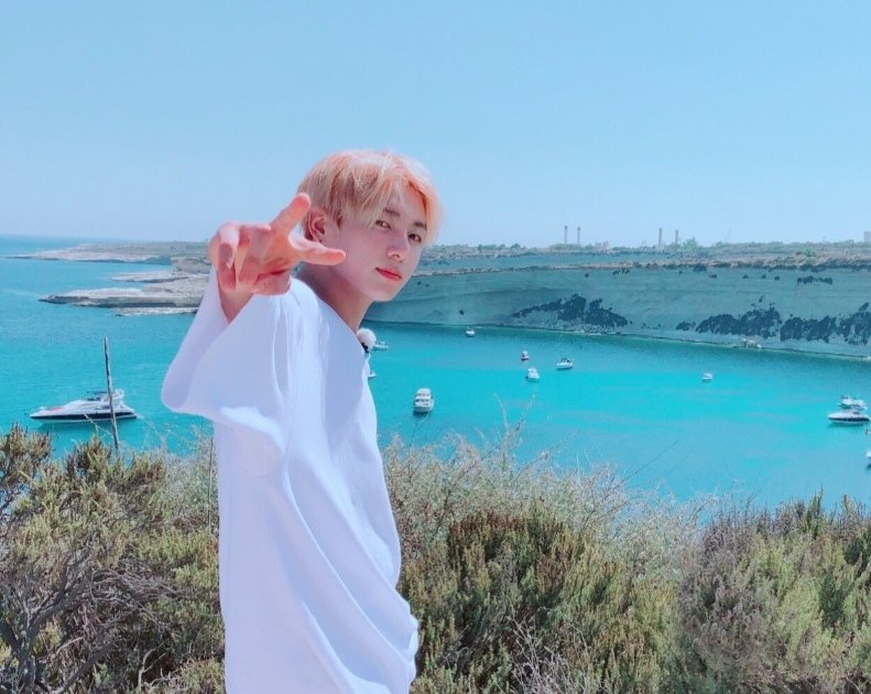 A thread of Jungkook ; but as you scroll down he gets older -