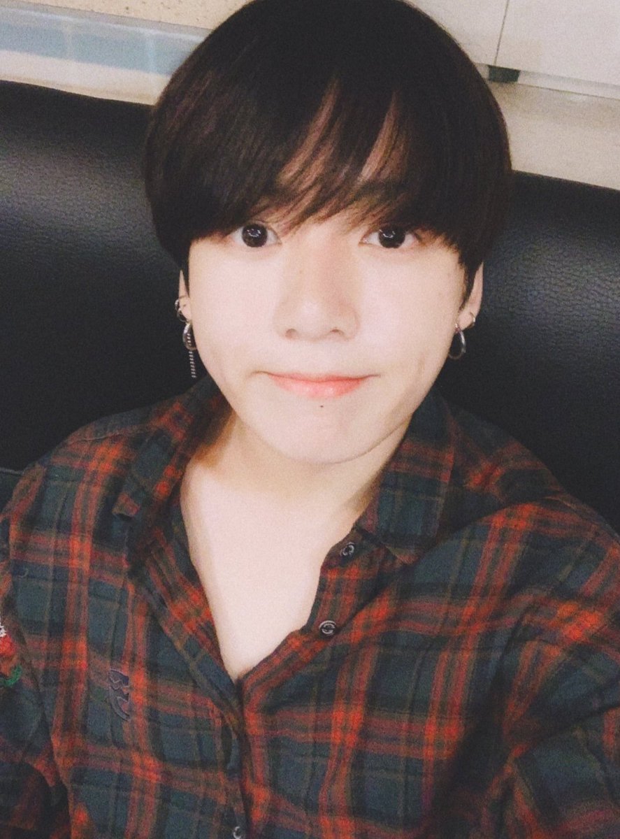 A thread of Jungkook ; but as you scroll down he gets older -