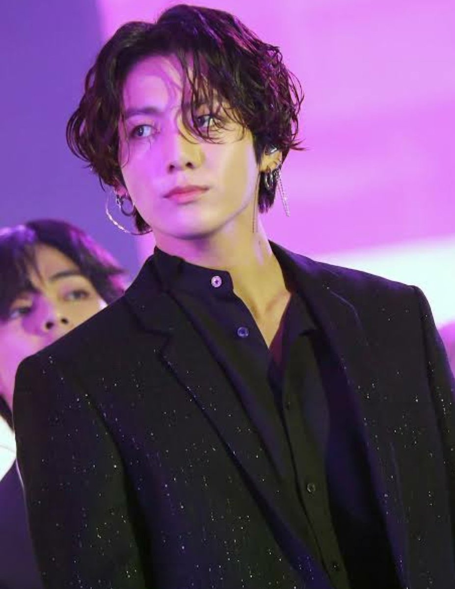 A thread of Jungkook ; but as you scroll down he gets older -
