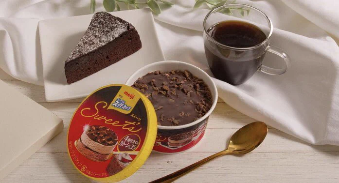 これは美味しそう！スーパーカップから4層仕立てのガトーショコラが新発売！