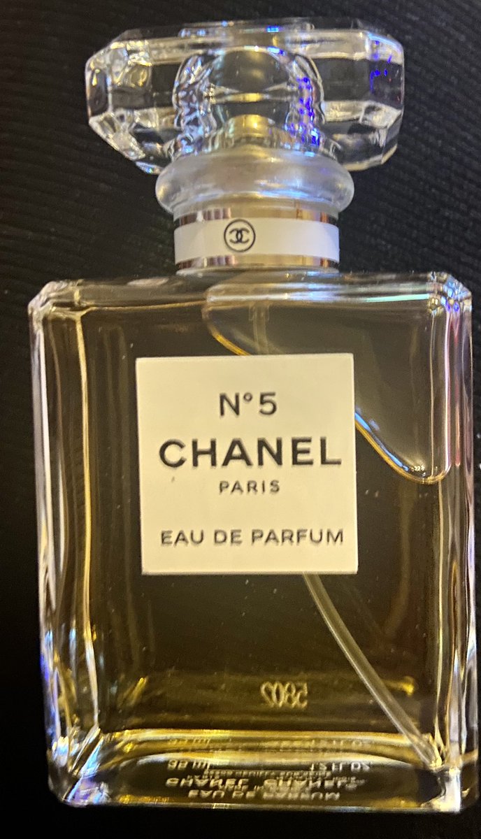 Fabiamariacerra's tweet photo. #itsmybirthday #47today 🥳🎁🎂🥂🍾 @Degener76 Thank you very much for my @CHANEL and @BootsUK 🎁 ❤️❤️ https://t.co/pFE1m8Ri1V