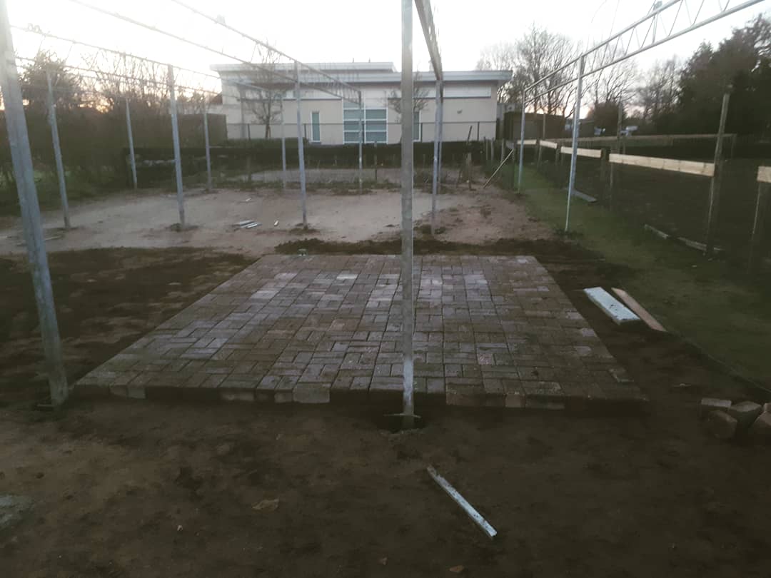 St_vrienden_S_H's tweet photo. Er wordt hard gewerkt door onze #vrijwilligers 👍👍👍 de opbouw van de kas en en opslag staat nu nog het dak en zijwanden. De bestrating in de kas krijgt al vorm 
. #helmond #stadstuin #StadstuinTV #vrijwilligers #moestuin #meanderlaan  #bio #globalgoals #biodiversiteit  #ontmoet https://t.co/bF6edsNQwk