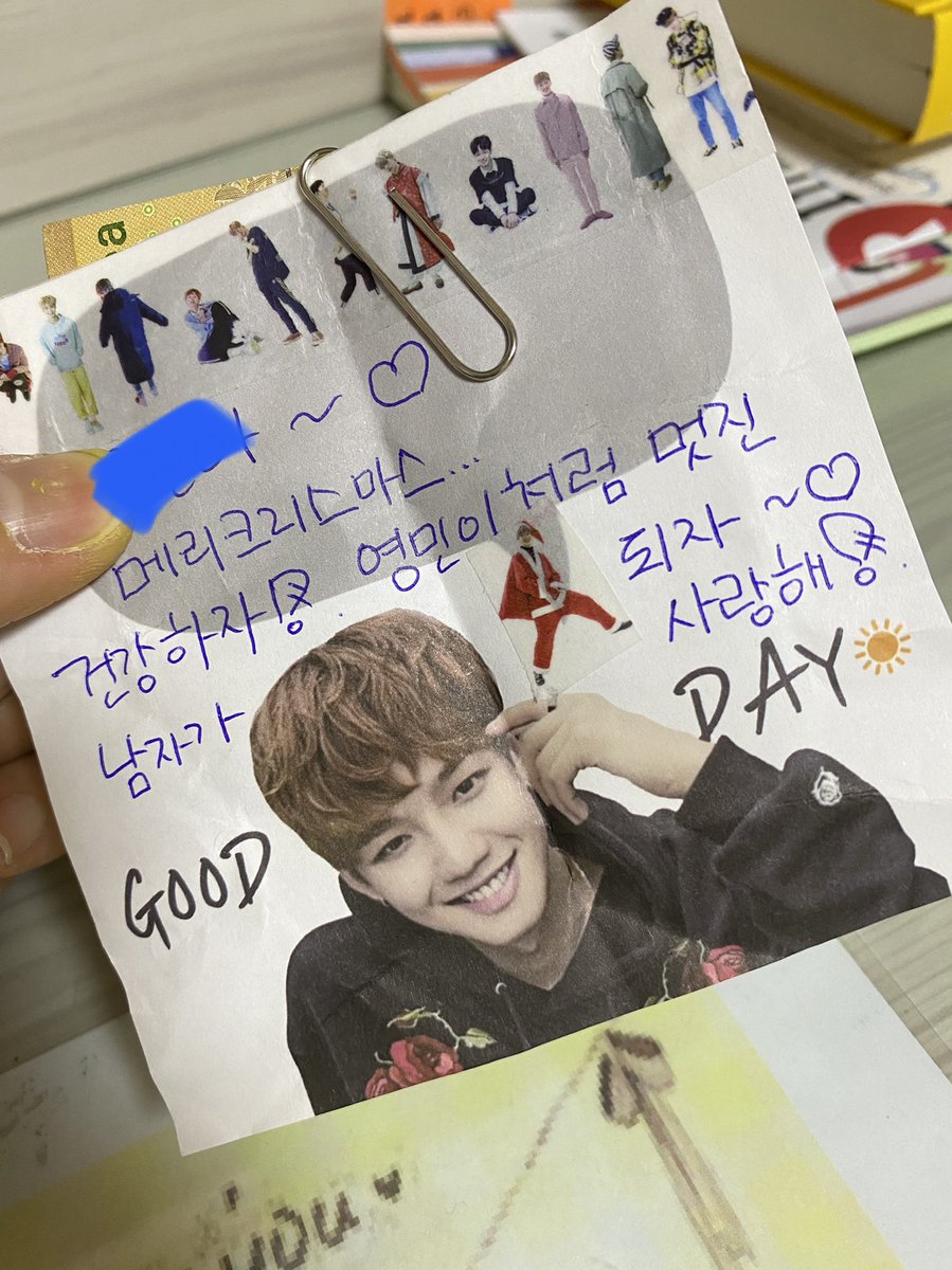 TYLOVEYM's tweet photo. 놀러온 조카에게 크리스마스 선물로 작은 용돈을 주며... 간단한 메모를 써서 잠시 책상에다 올려놓았는데.....
이놈의 새끼.... 고모가 한눈 판 사이  꼬깃꼬깃 구겨놨드.! 이걸 디지게 패버려야겠다... 어디 우리 영민이를 ㅡㅡ;;; 넌 용돈 없다! https://t.co/jOunE2sDYY