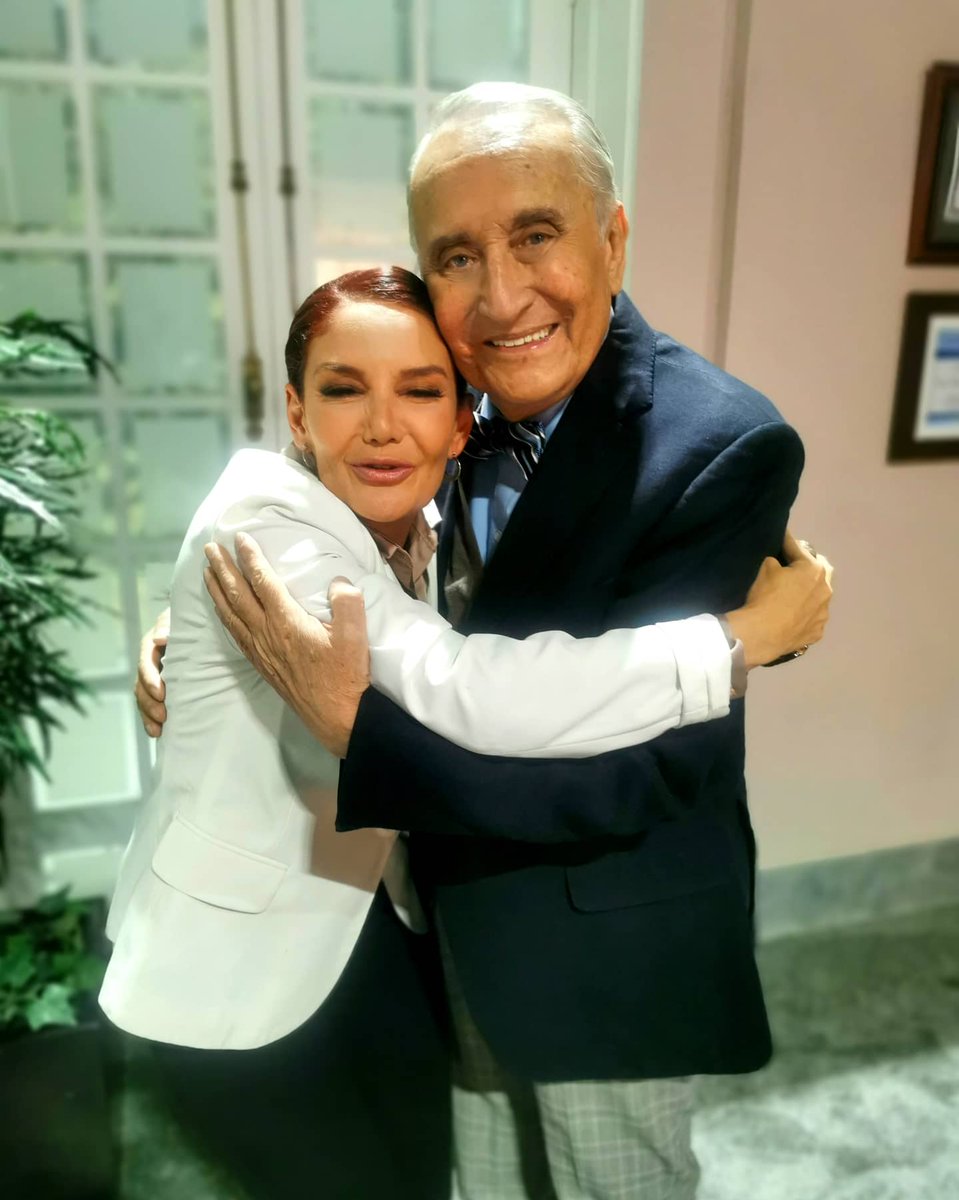 PatoCastillofic's tweet photo. Ayer tuvimos como invitada en #LaMexicanaYElGüero a @mariarebecazep a quien conozco y quiero desde que nació.. Su padre #JoséAlonso y yo, hemos compartido escenarios teatrales en muchas ocasiones y mantenemos una amistad inquebrantable ... Que gusto verte #MariaRebeca te quiero! https://t.co/ckSbXLbex4
